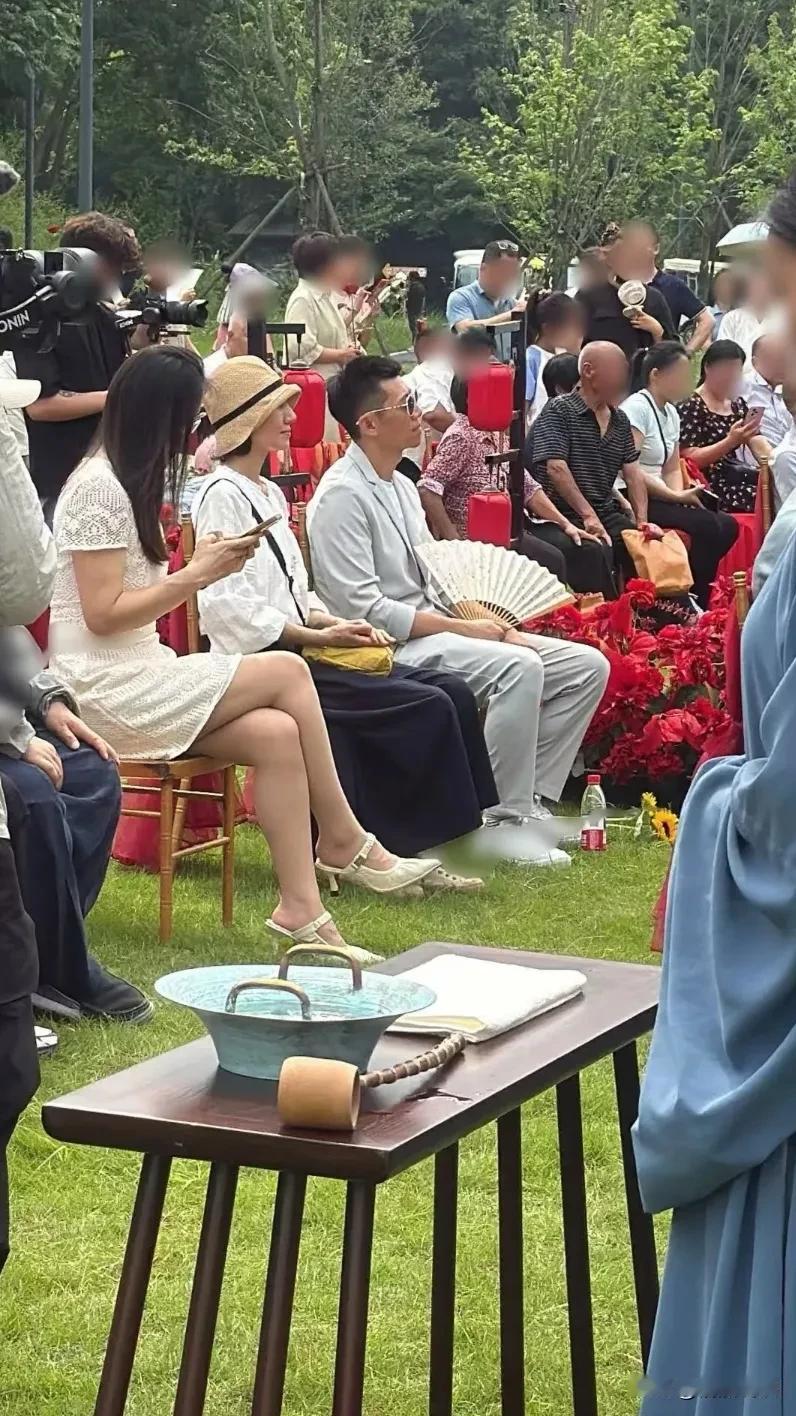 袁泉夫妻俩现身安徽，参加朋友的婚礼，夫妻俩好低调，气质、穿搭也特别合拍，生图看着