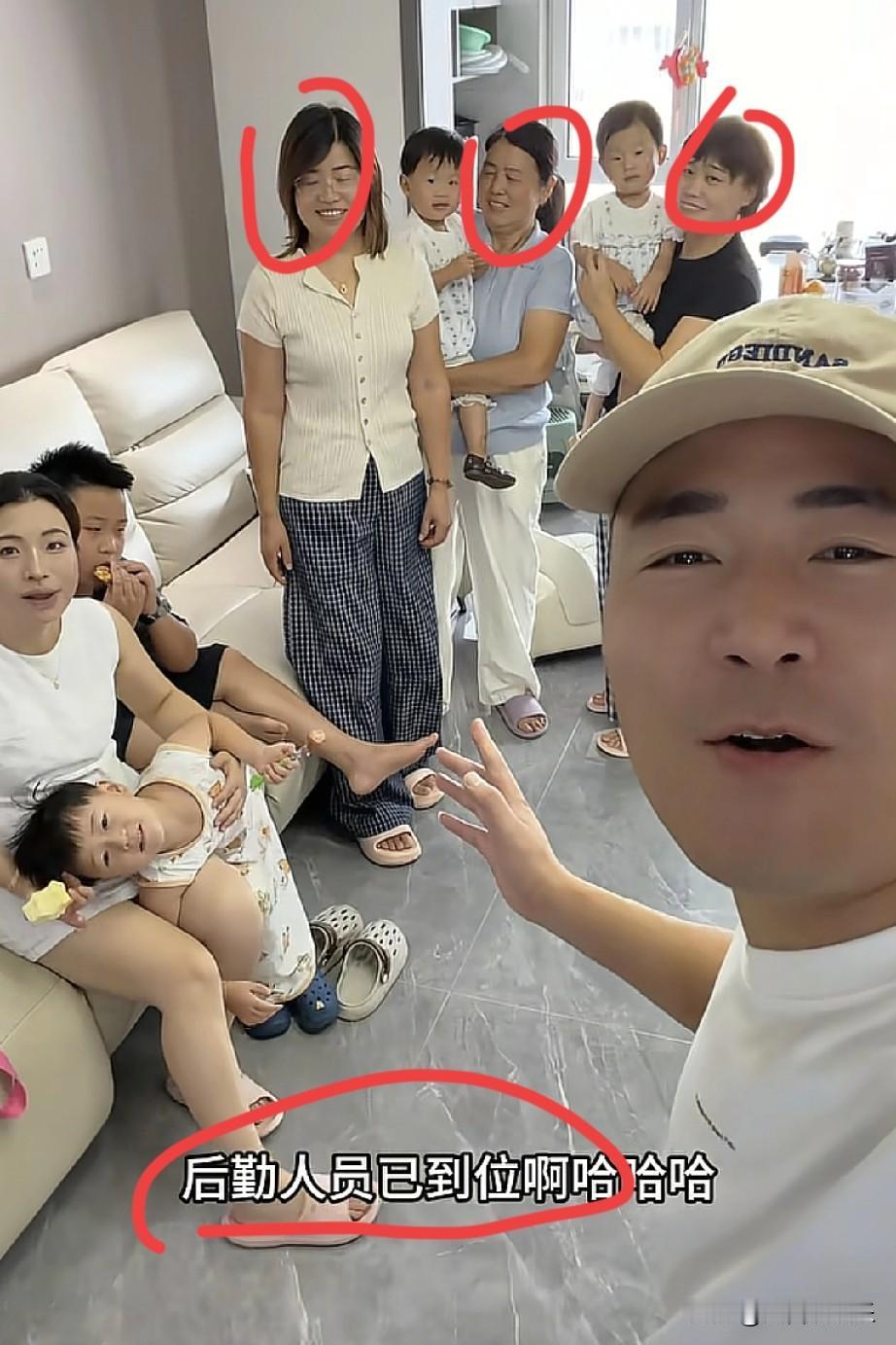 我敢肯定小韩媳妇肯定辞职了。
今天是开学第2天，她没有去学校，而是出现在了直播间