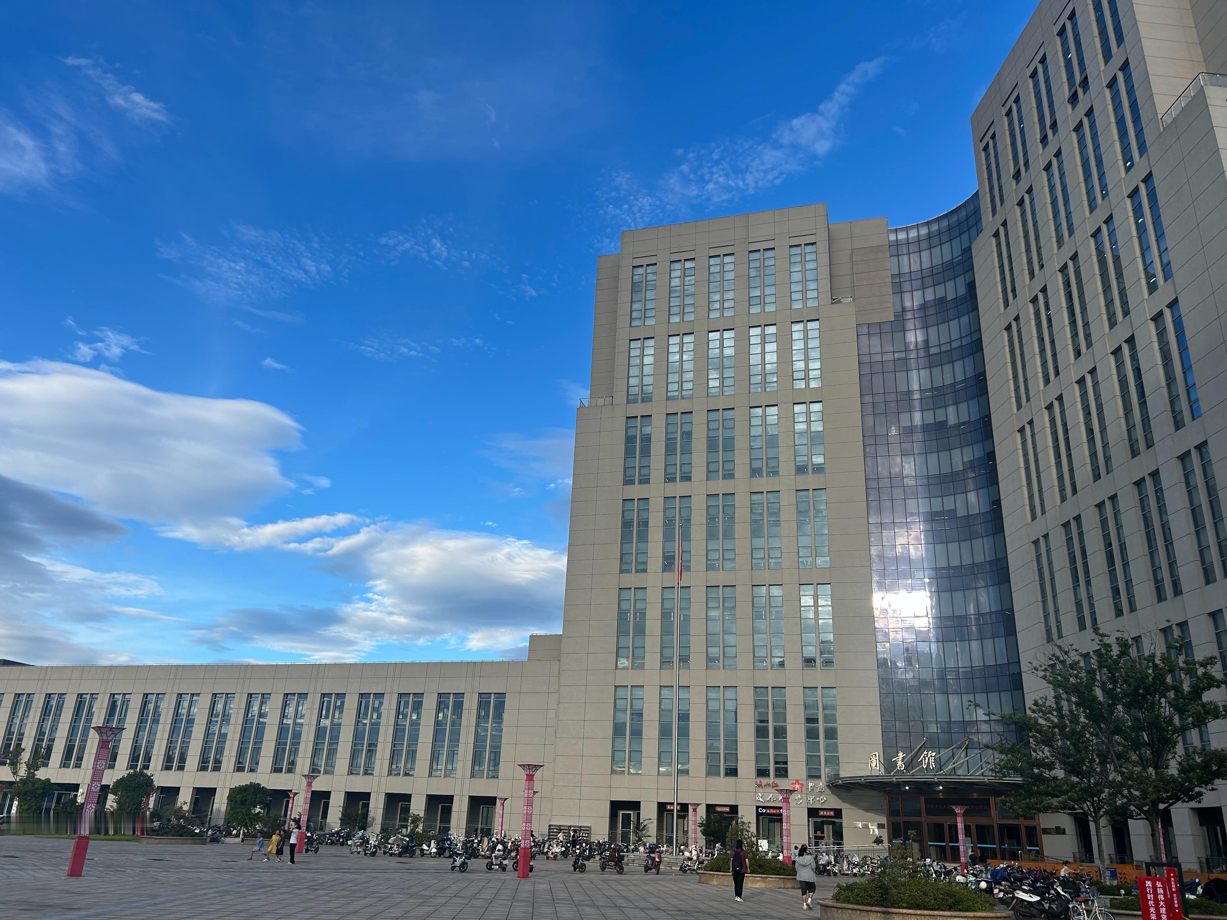 考完试 学生都走的差不多了偌大的校园 即将迎来清冷期今天的风很大 天比往常要蓝一