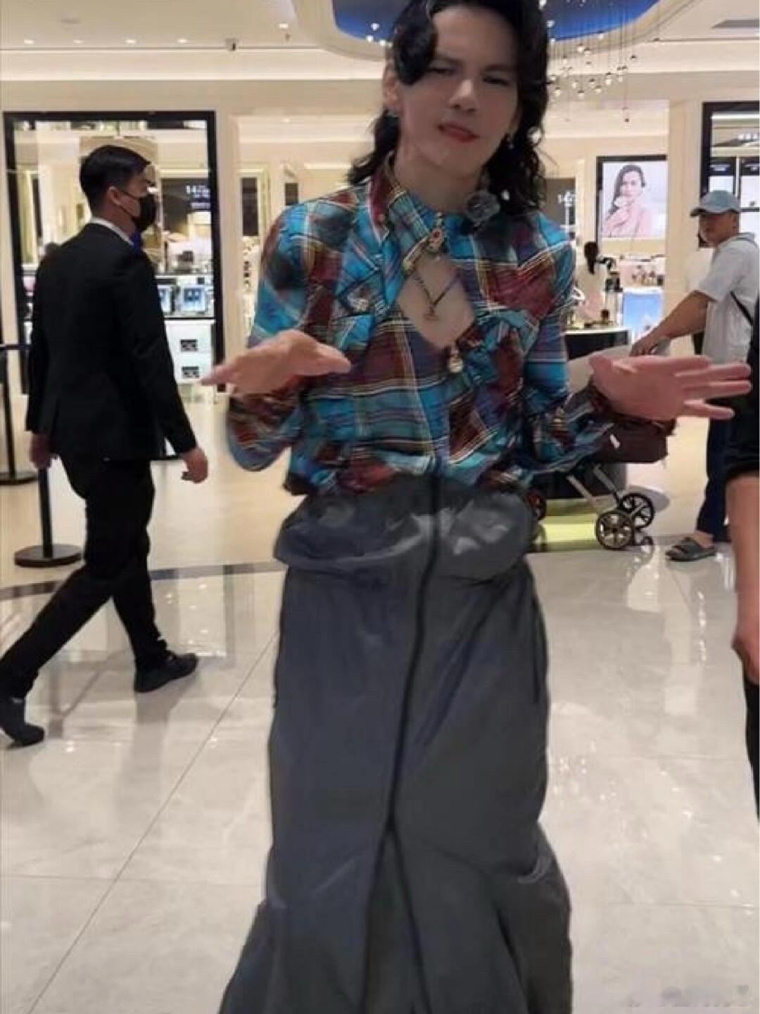 向佐不会再扮女装 争议标签终要撕下！向佐摒弃奇装异服不再扮女装，风格大变专注工作