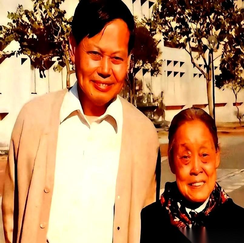 杨振宁，诺奖得主。
你知道他这辈子认的头三个字是啥吗？
“人、口、手”。
教他这