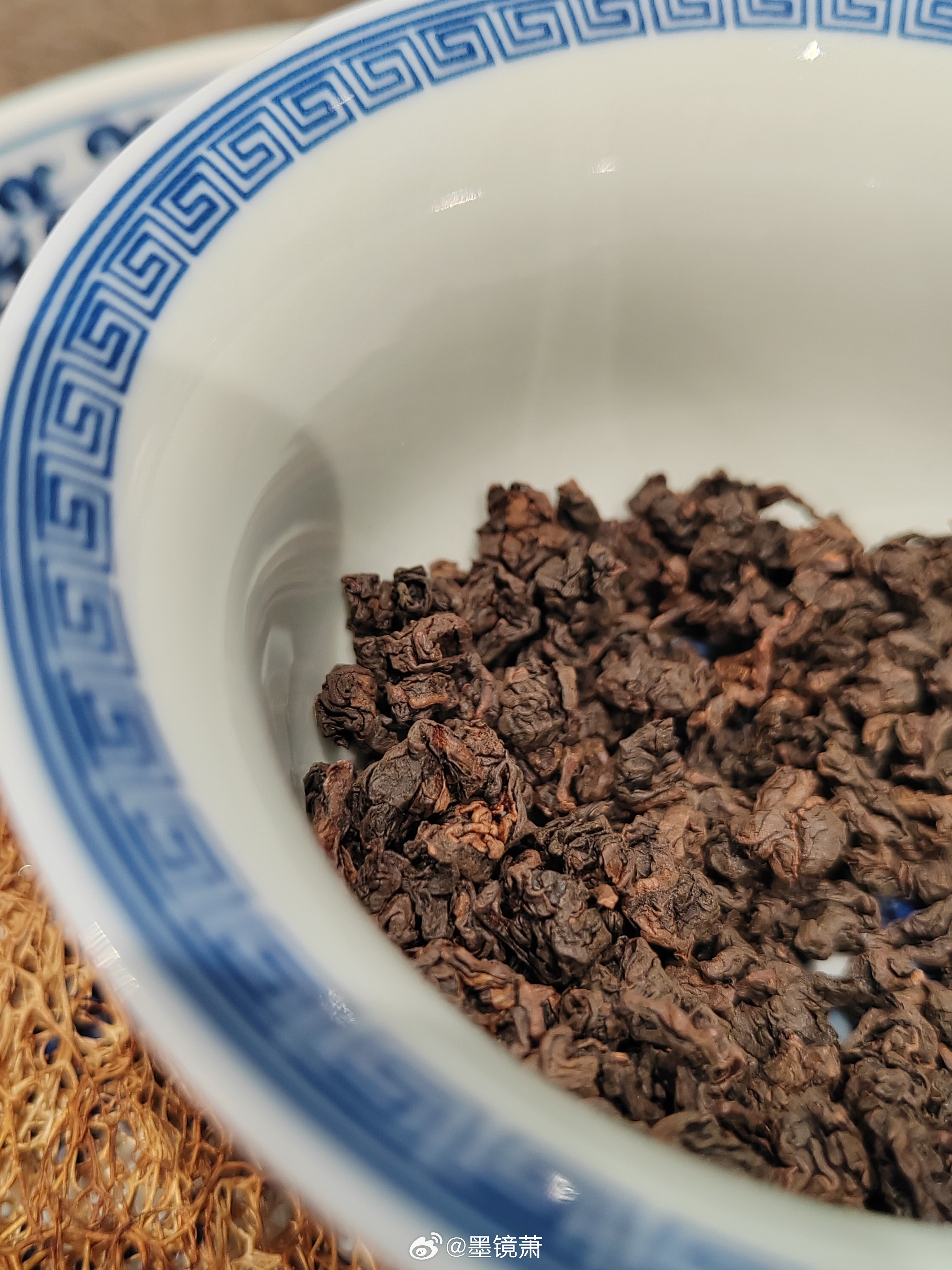 茶台上的铁观音，这些年确实安静了许多。它曾是待客的体面，如今却总被“伤胃”“香精