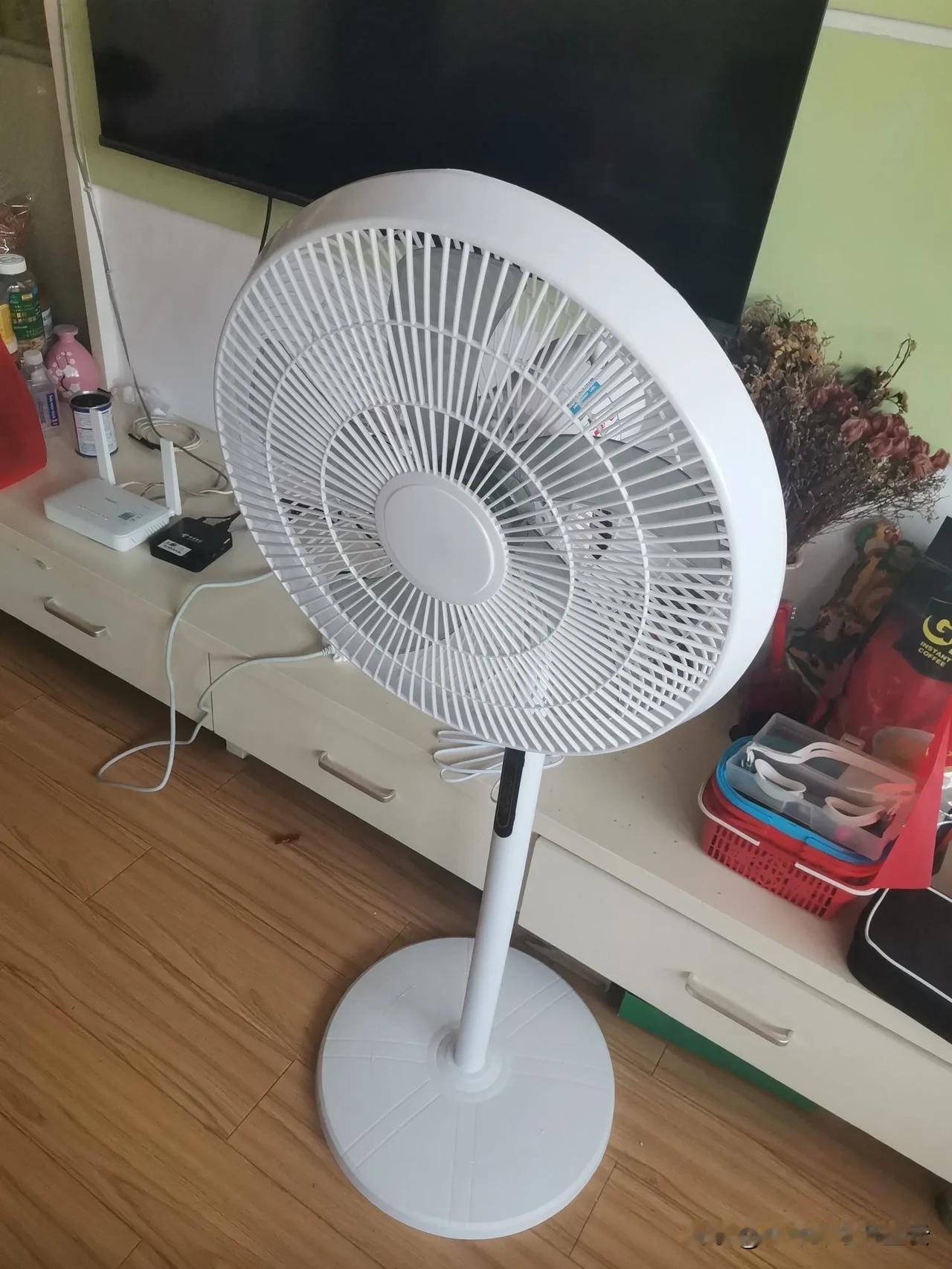 拿到包装盒时觉得很轻，打开看除了电机，基本上都是塑料材质，包括底座。
底座有个注