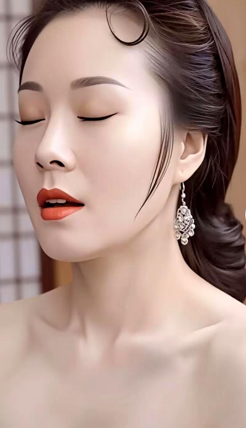 金庸女侠中，人气最旺的我认为当属黄蓉。
《射雕英雄传》中时的古灵精怪，《神雕侠侣