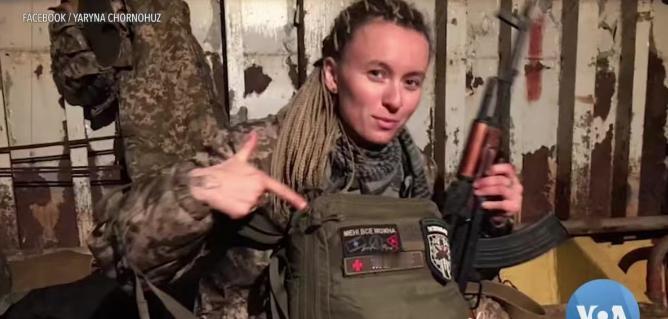 成堆外国人尸体散落战场，乌军7万女子敢死队杀进战场
时代变了！乌克兰女兵都能扛枪