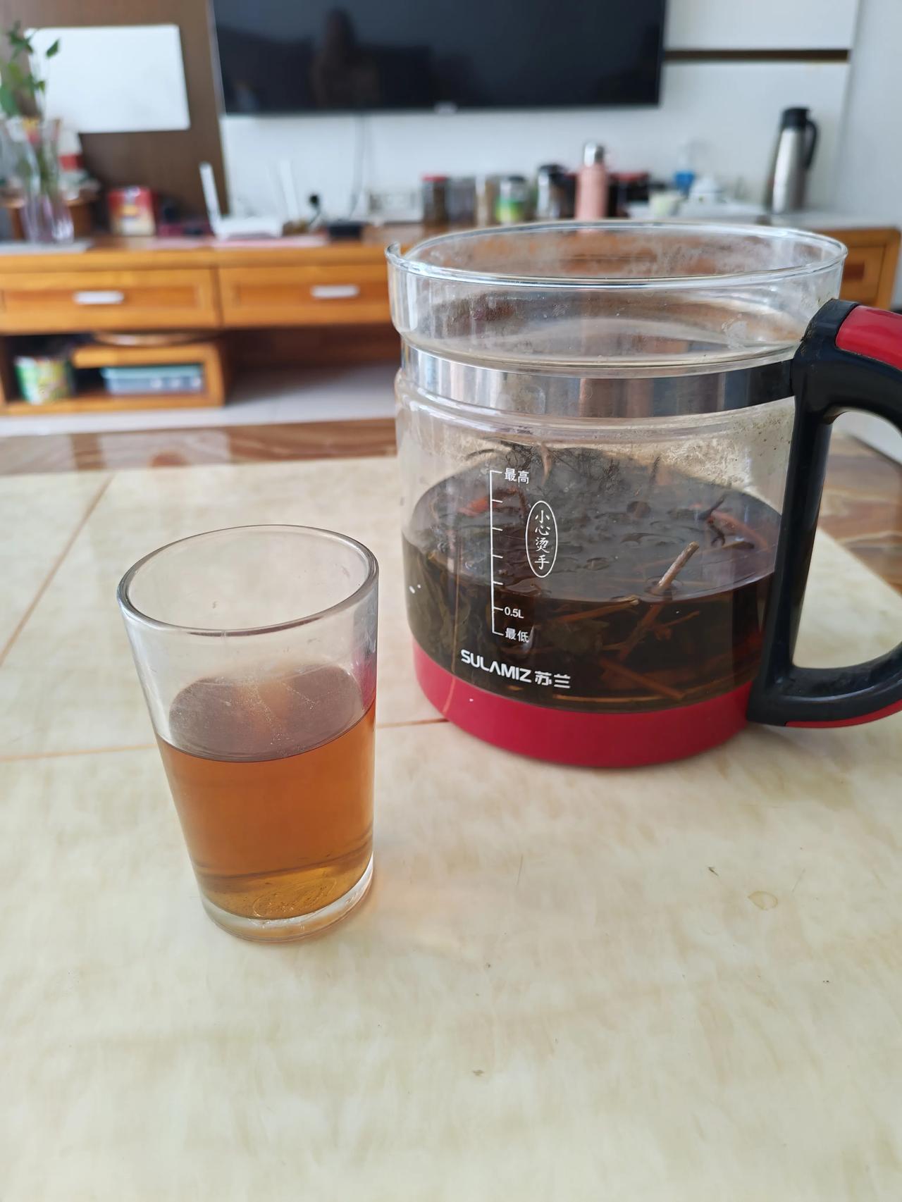 气温飙升三十七八度，煮一壶凉茶消消暑
 
连日高温，气温飙升到三十七八度，燥热感