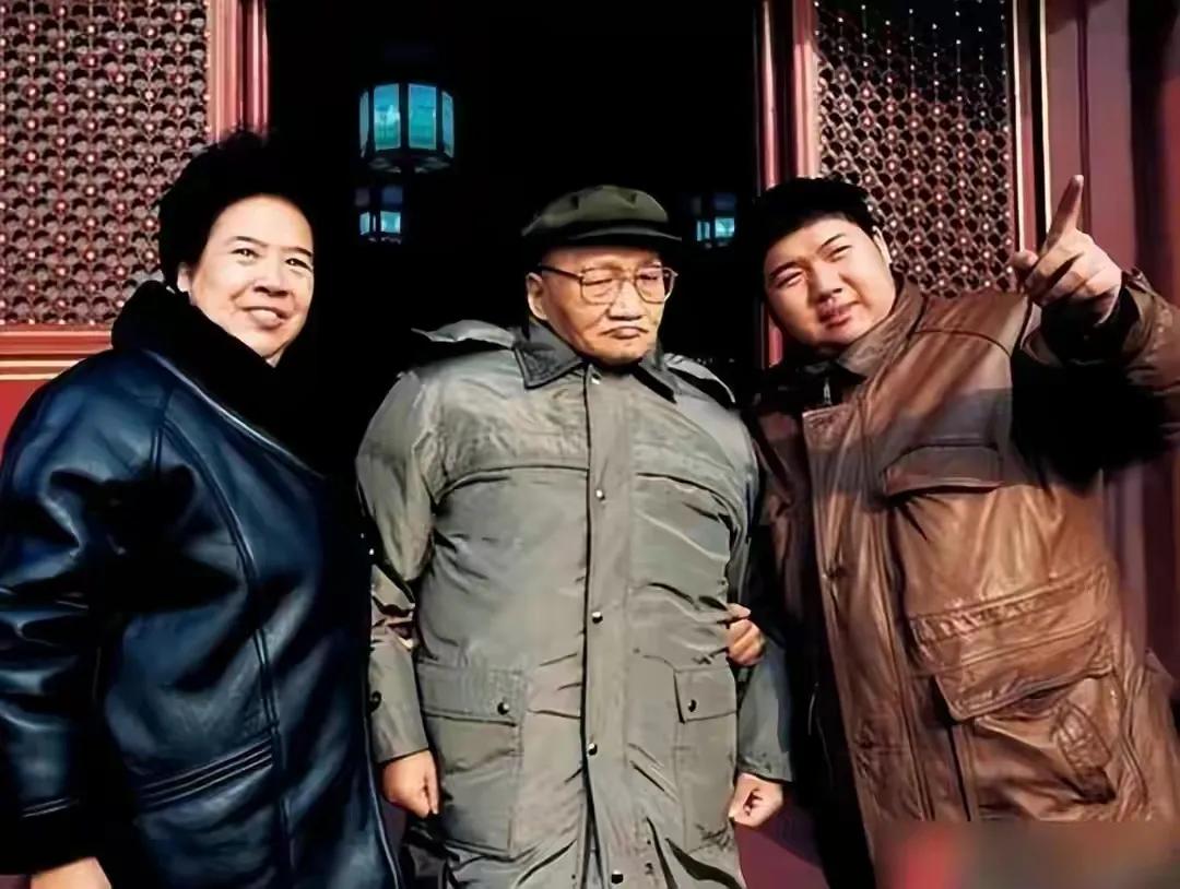1976年9月9日，毛主席因病逝世。那天，年仅6岁的毛新宇察觉到父母情绪不对。突