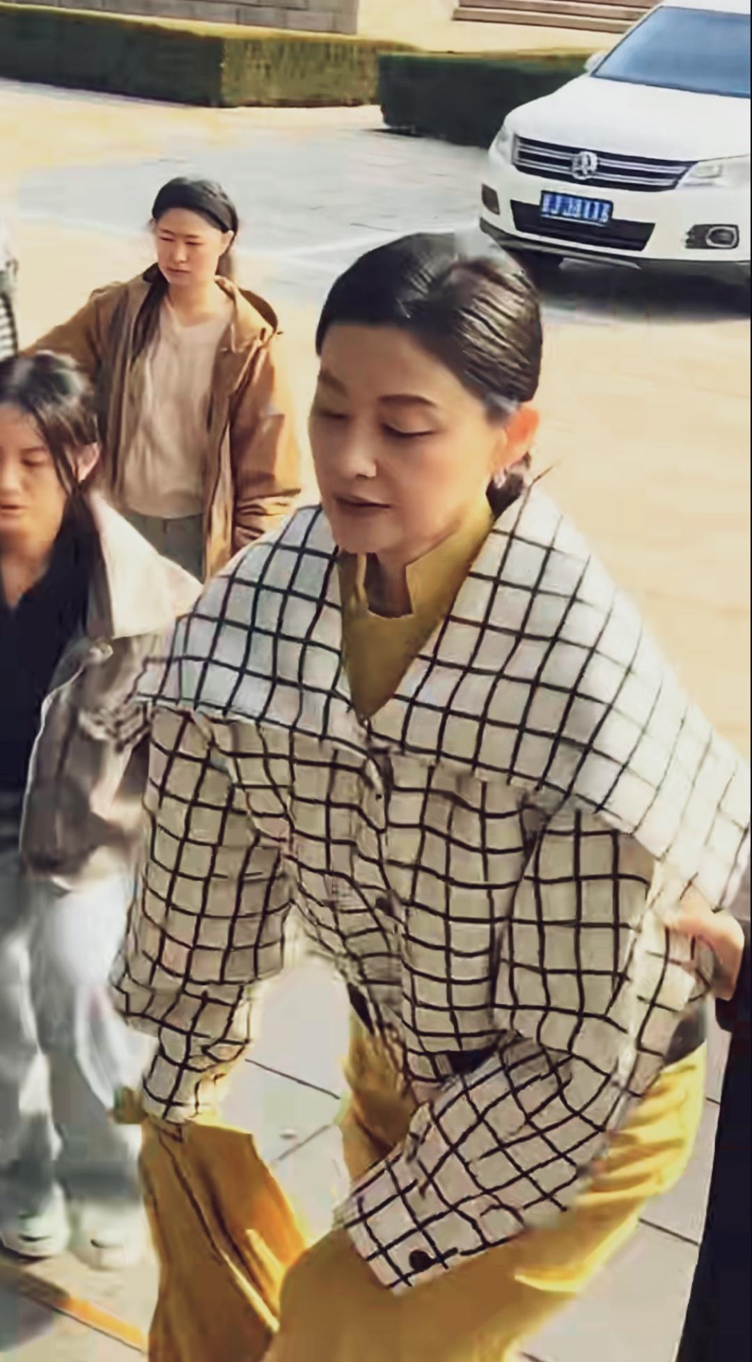 梅婷黑眼圈真的很明显。头发也很油腻。