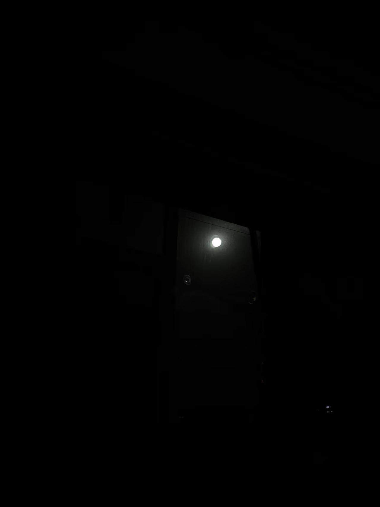 小时候睡不着是在期待明天的新生活。长大以后睡不着是在数人生中的错误。