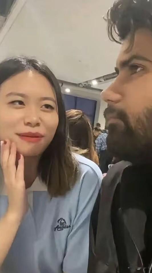 女子看印度男子，这眼神眼神崇拜的眼神。不知道这男子有什么魅力，让这女子目不转睛的