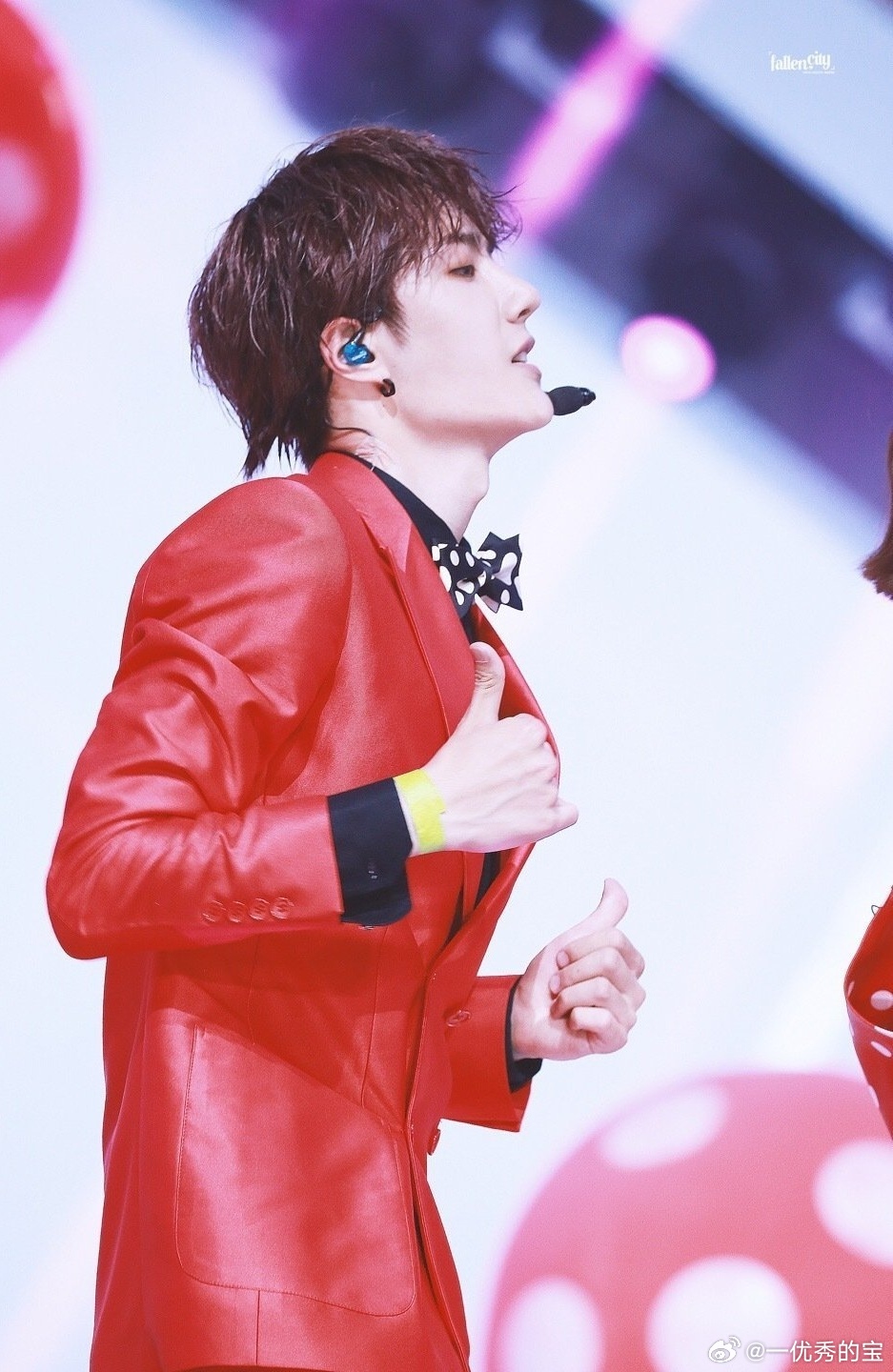 似燃情火焰！王一博以炽热姿态红透半边天！ 