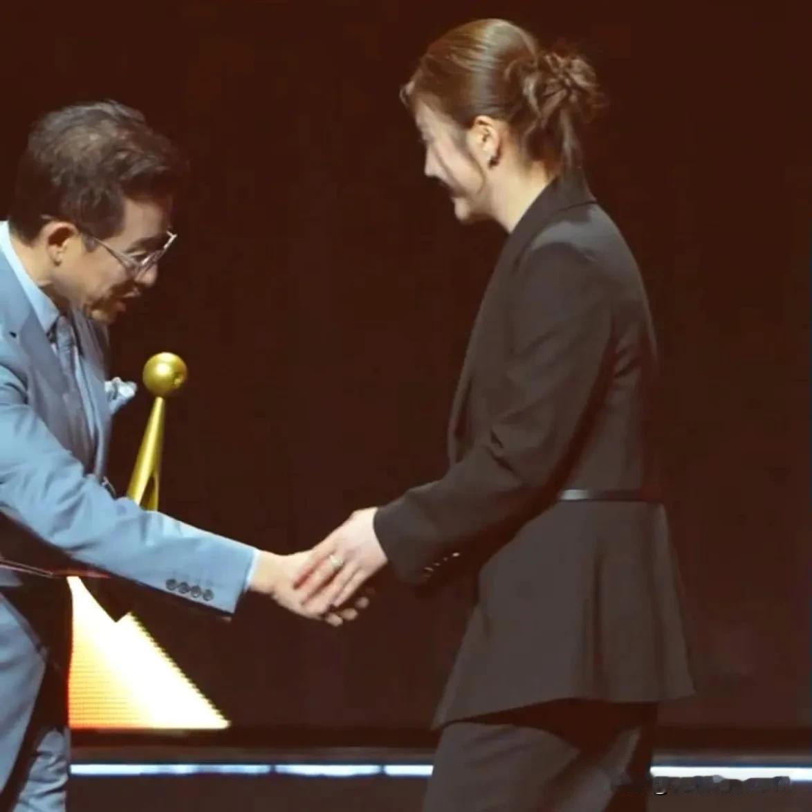 陈梦真的是一个人品和素养都特别好的人，在盛典上看到颁奖嘉宾，就主动上前与人握手！