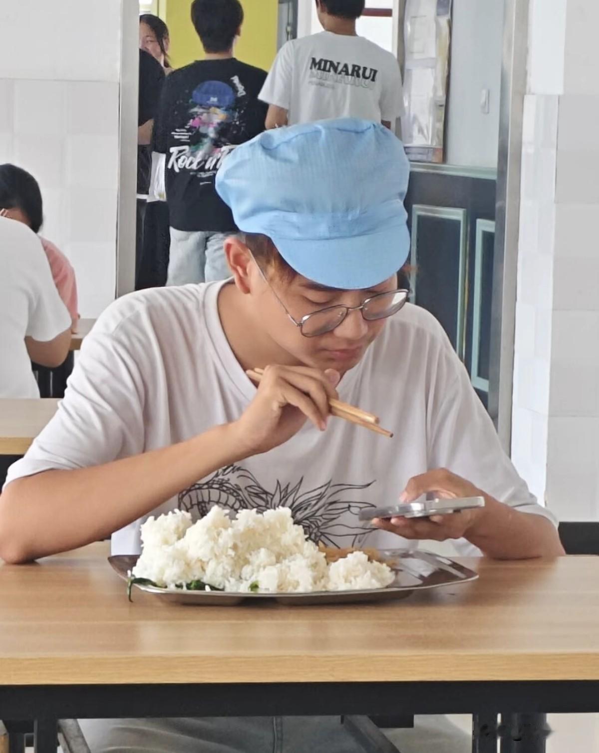 原来所有男生的底层代码是一样的。

大部分男生的思维竟然如此统一。
去饭店吃饭的