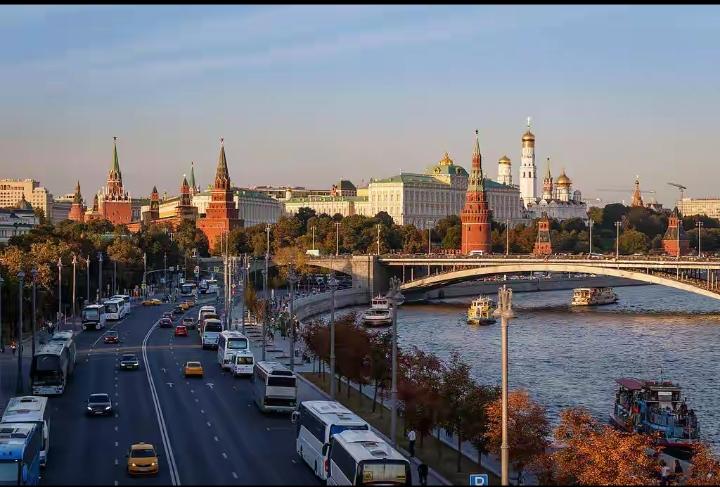 突发！乌无人机炸瘫莫斯科，俄暴怒反击：匕首导弹+500架无人机狂轰基辅，2死46