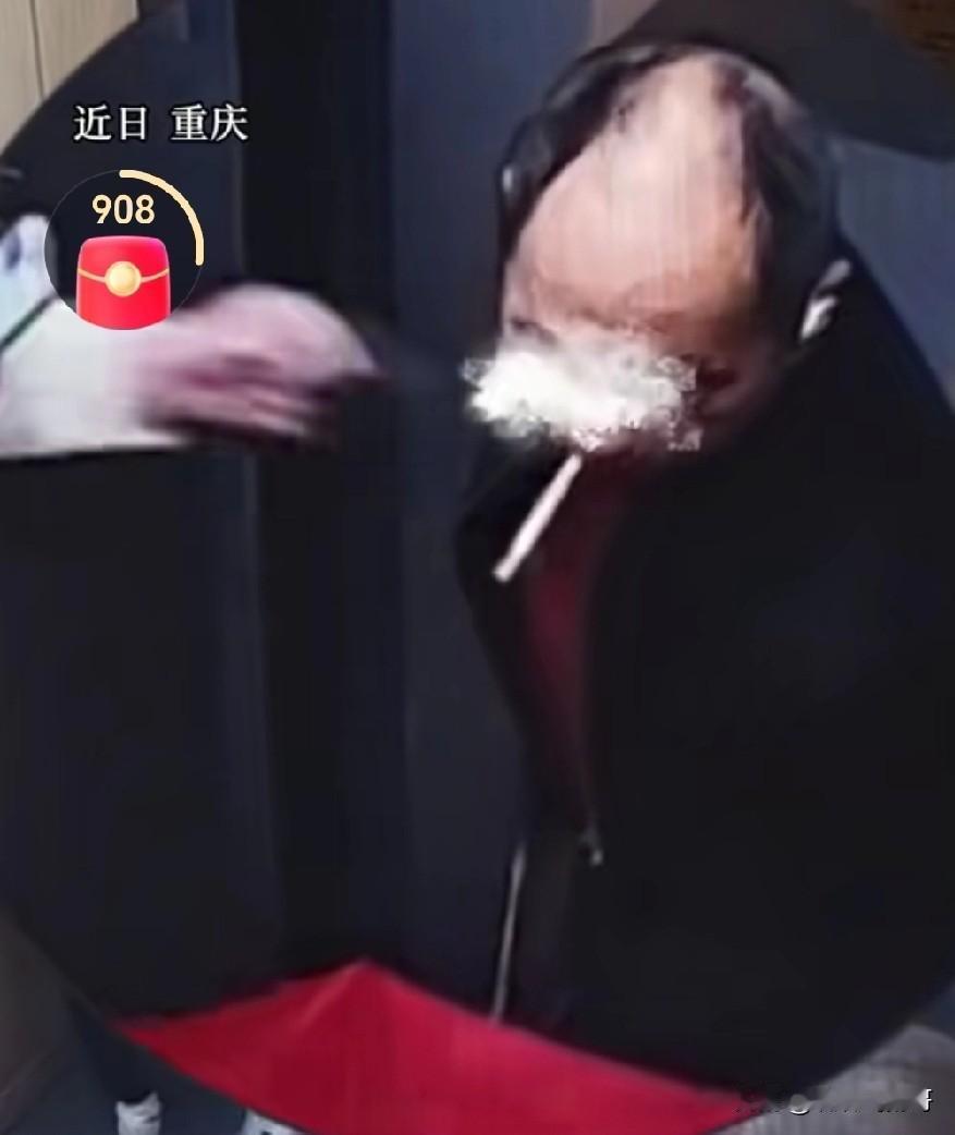 干得漂亮！

刷到一个视频， 一个年轻人进入电梯 ， 随他一起进出入的，还有一个