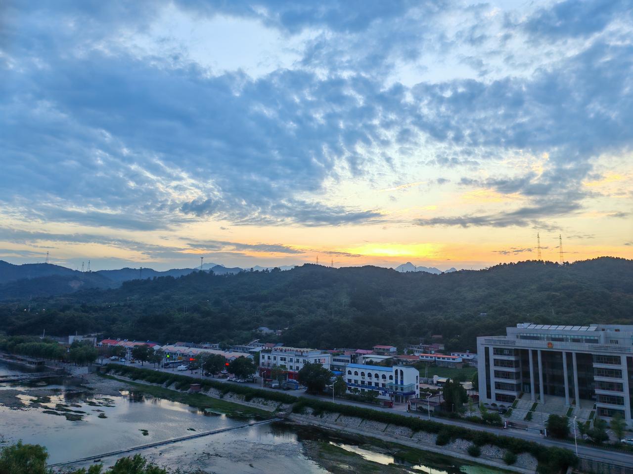 打卡夏日美照 夏日夕阳挂天边，满天霞光逐染天，这美景简直绝了！就像朱熹诗里写的“