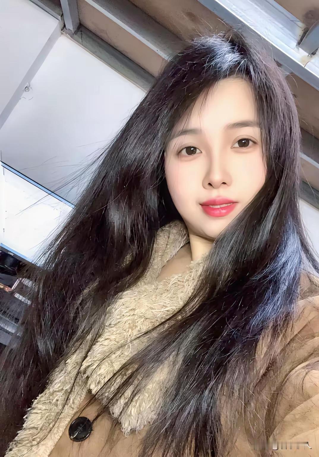 对于女人来说，
漂亮就是最大的资本。
就单说走在大街上，
这回头率超高了。
一不