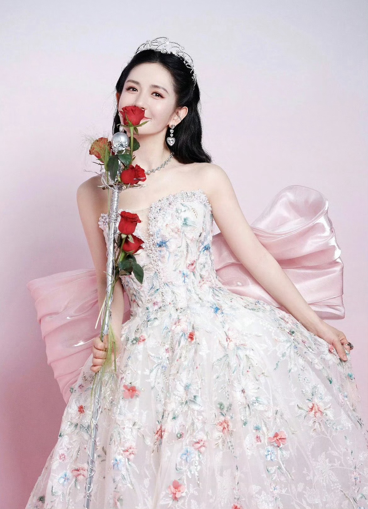 谢娜说自己开演唱会不挣钱？难道是纯做公益？信208的话，还是信我是秦始皇。