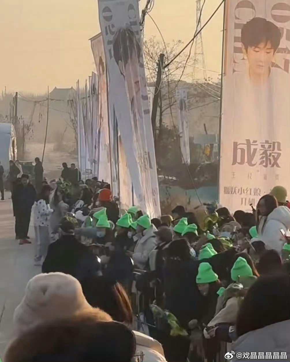 iejj的审美真的很奇怪，很不大气和阳光，反而像小日子那边的风格，不管是应援还是