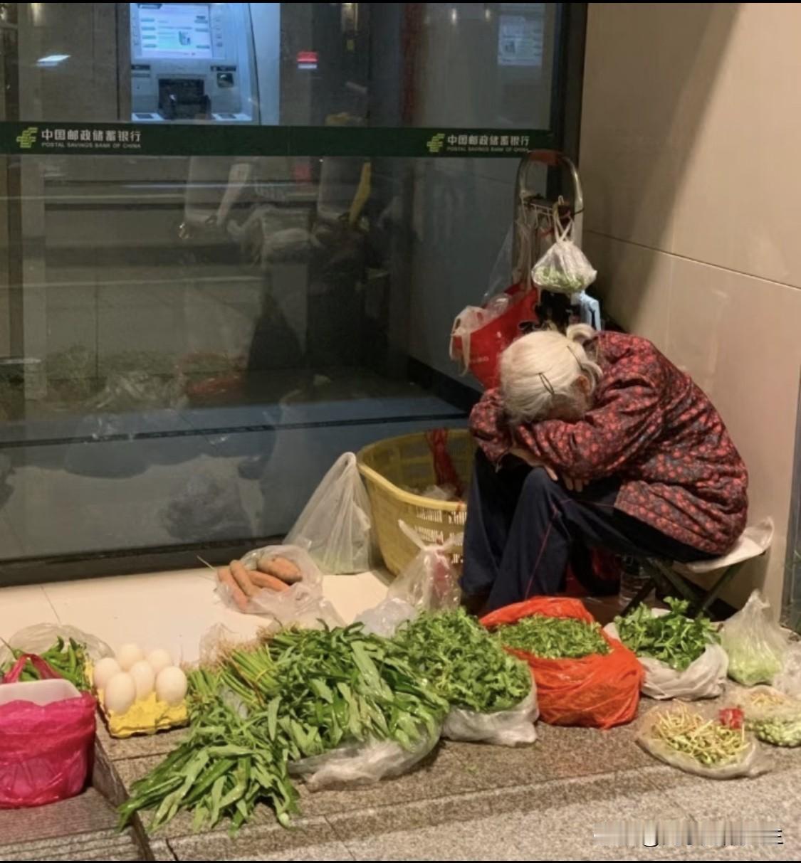 非常扎心的一句话：
“你如果没有退休工资，别说六十岁，就是八十岁都还要干，一直要