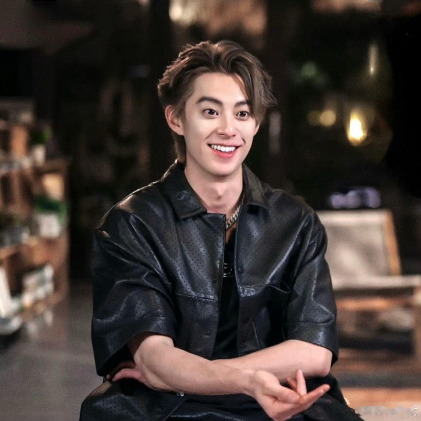 王鹤棣 少年感与酷拽感完美融合，每帧都是画报既视感，帅到窒息。 