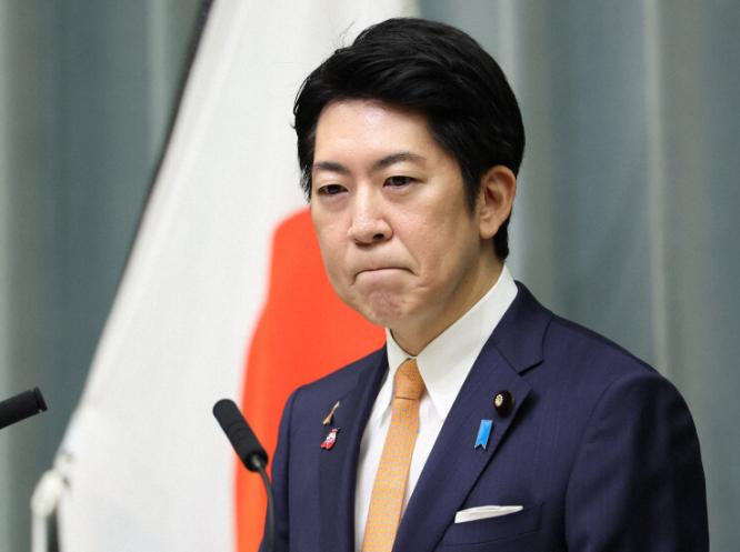 1月27日，日本官房副长官向中方公开表达了不满，他在新闻发布会上说连续回答两个涉