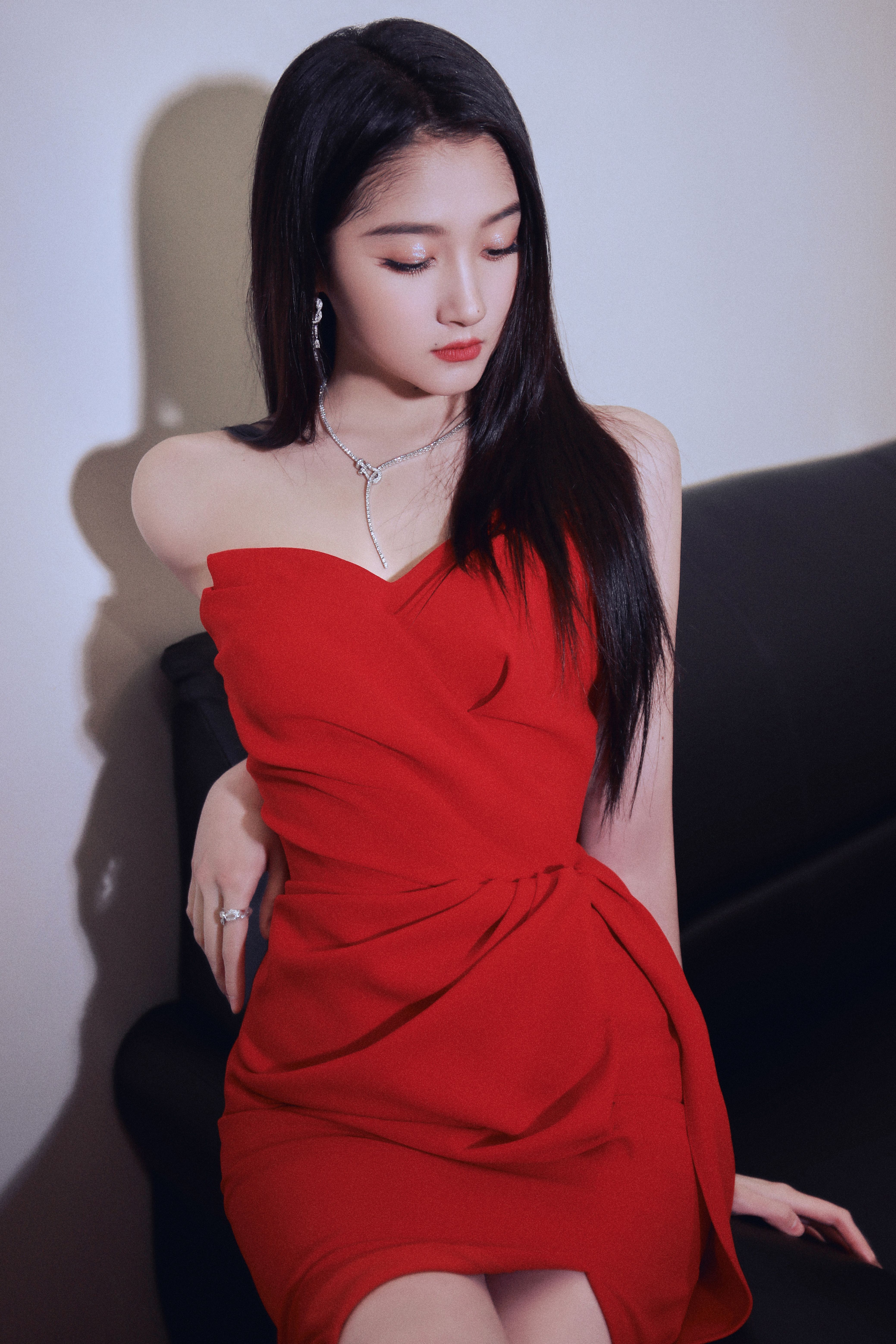 #关晓彤[超话]##浙江卫视跨年晚会# 收官look♥️微醺红玫瑰，蓄满新年“红