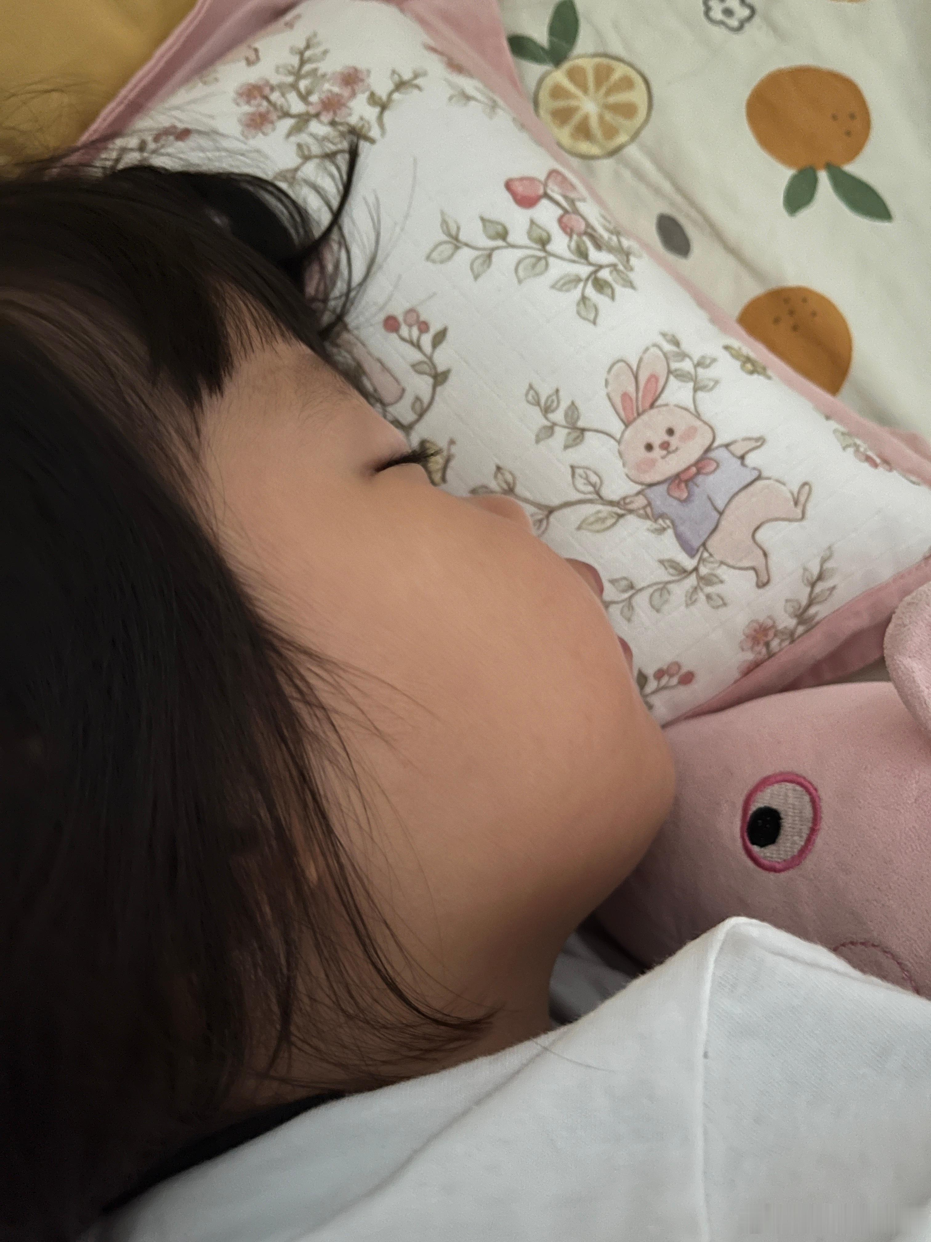 7点多就起来，我起来上厕所，她又知道。赶紧把她按住，不用上学起那么早干嘛！叽叽喳