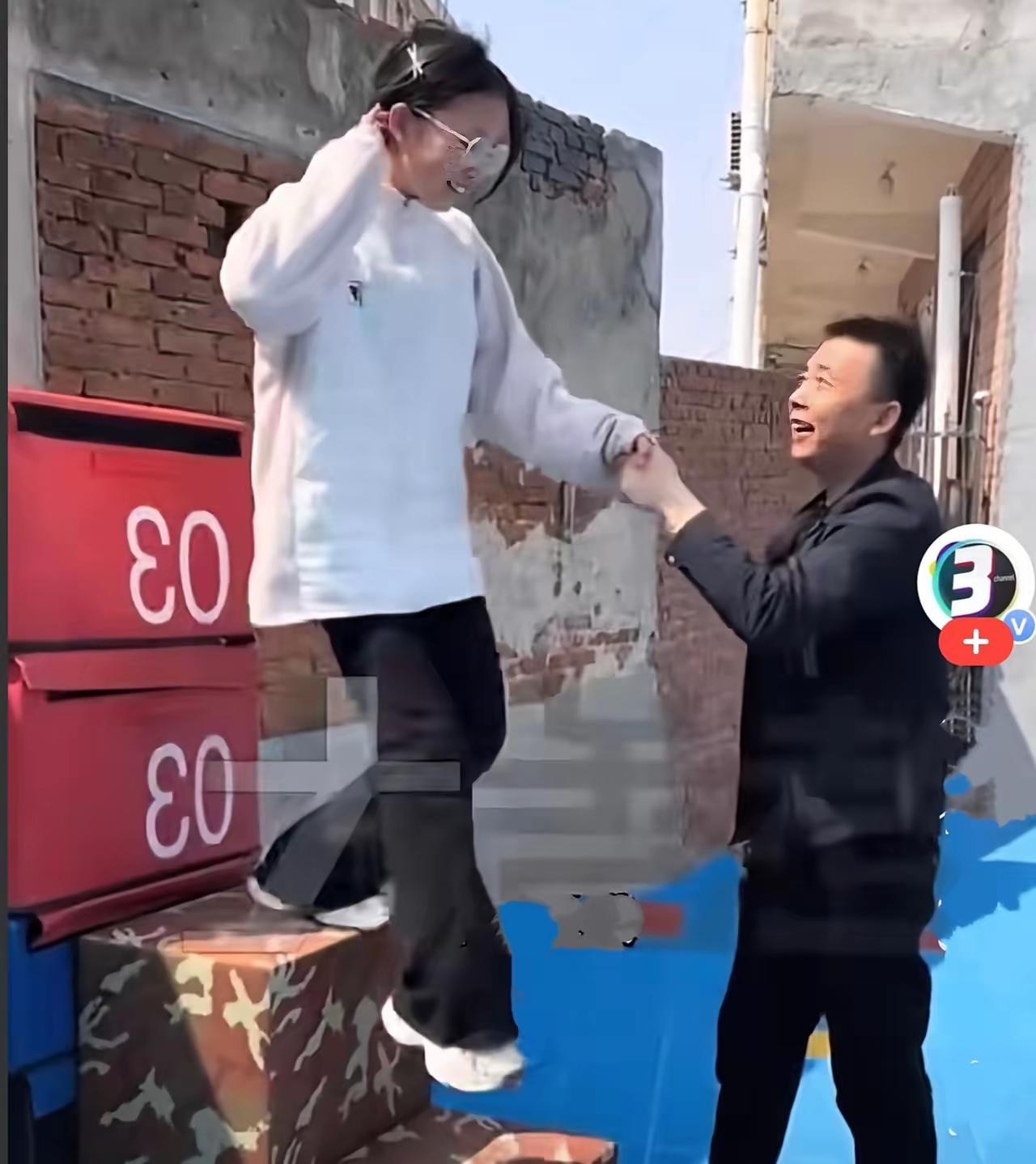 河北校长“一拉一拽”火遍全网：这一课，撕开了多少女孩的天真伪装！

近日，河北某