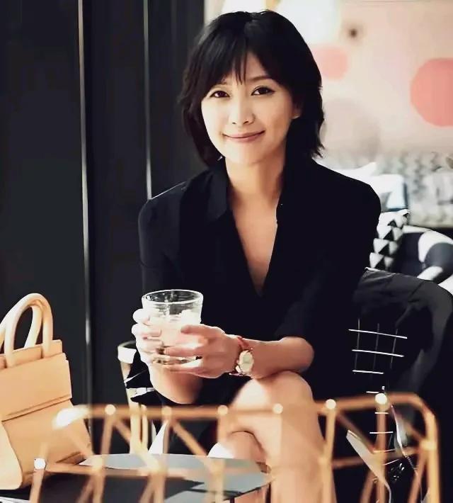 徐静蕾，老徐还没嫁，谁敢娶…
徐静蕾发家史 徐静蕾的艺术 徐静蕾言论 小S趣谈