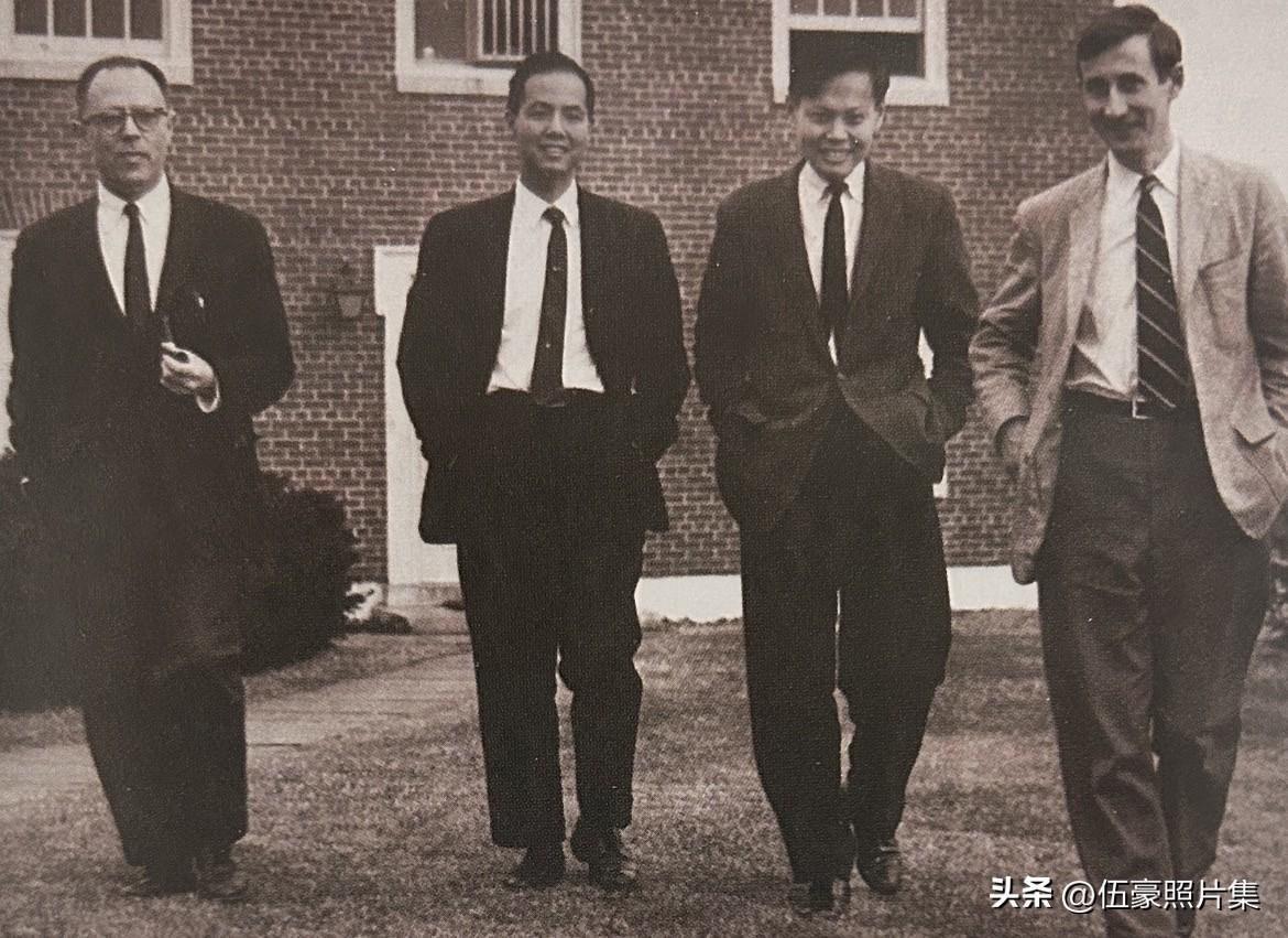 1961年，左起：派斯、李政道、杨振宁、戴森摄于普林斯顿。美国“原子弹之父”、普