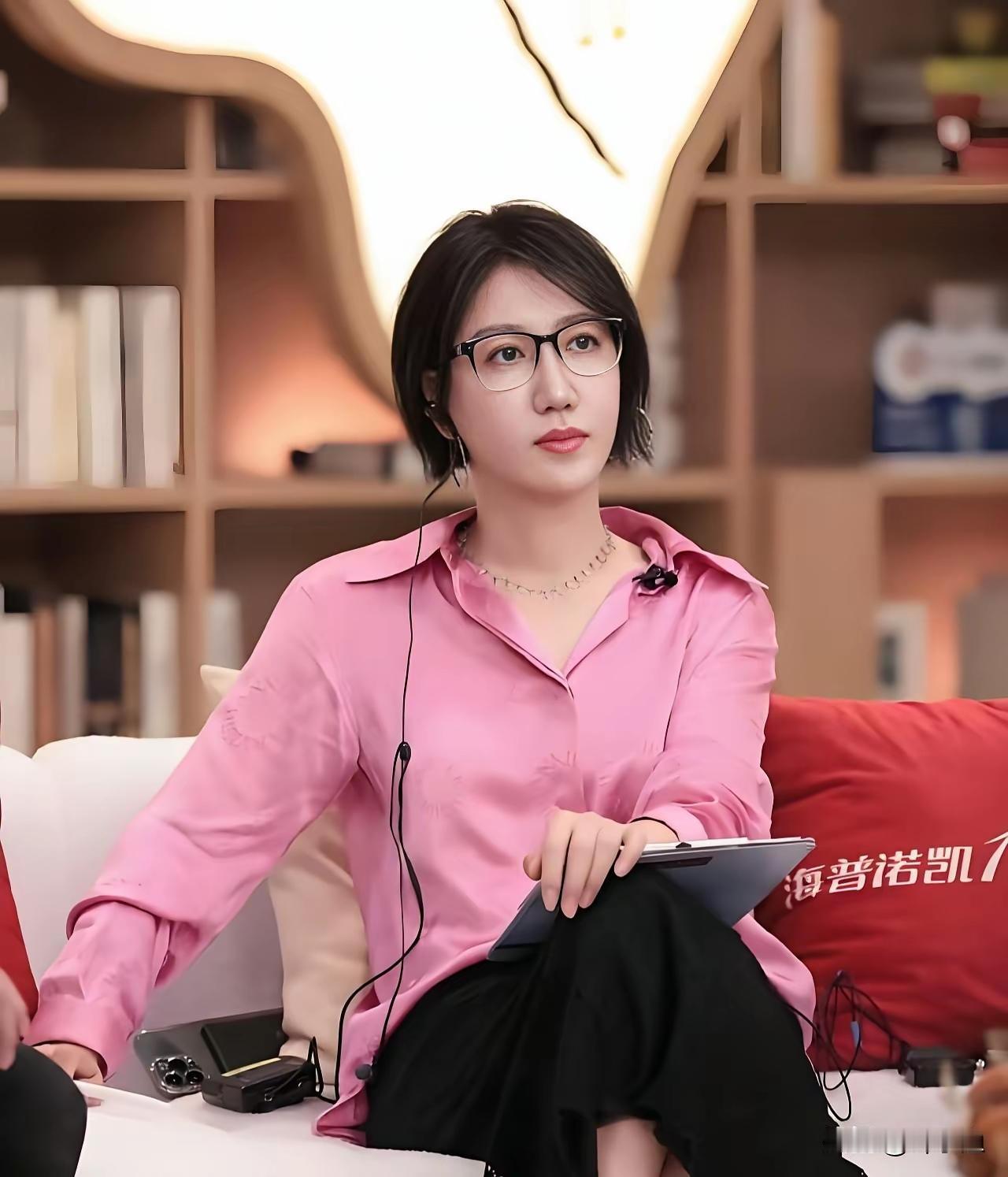 51岁的易立竞，活成了很多人想成为的样子。
 
出生在东北小城，单亲家庭长大，父