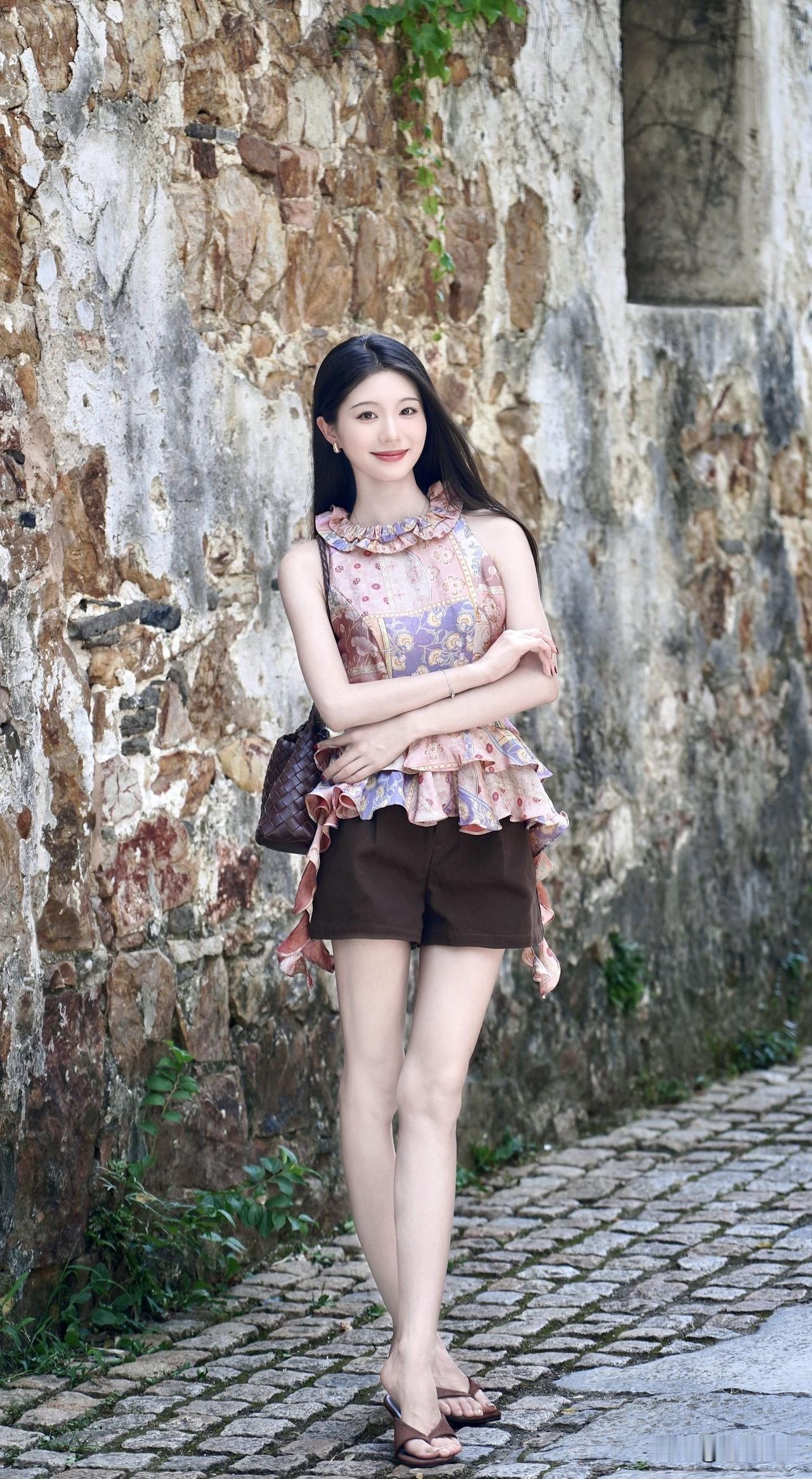 古巷出游穿搭｜复古碎花吊带，氛围感拉满，撞色印花挂脖上衣，荷叶花边灵动别致，配色