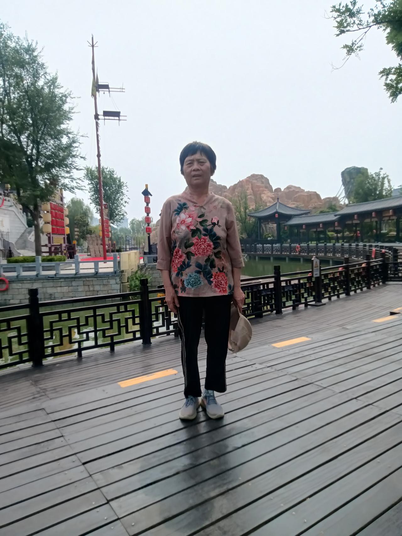 人心不足，蛇吞象
文/李兴伟
人心不足蛇吞象，
心境欢畅意悠扬。
不为钱财心惶惶
