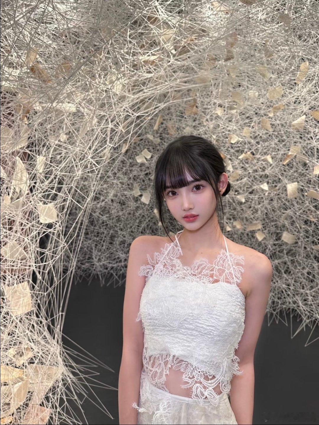 林俊杰七七相差21岁21岁的差距怎么了？音乐里没有代沟，爱情里也不该有偏见。他写