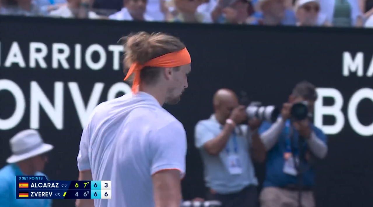 阿尔卡拉斯vs兹维列夫 阿卡一度只差两分赢下比赛，但很可惜没能兑现第三盘兹维列夫