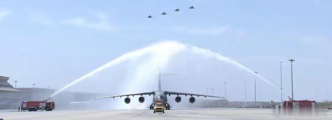 运-20B接英烈归国，四架歼-20伴飞护航！近日，第十三批在韩志愿军烈士遗骸，乘