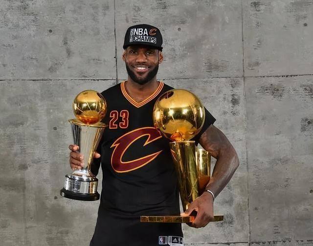 19 次季后赛，追平卡尔马龙和约翰斯托克顿，并列 NBA 历史季后赛出场次数第一
