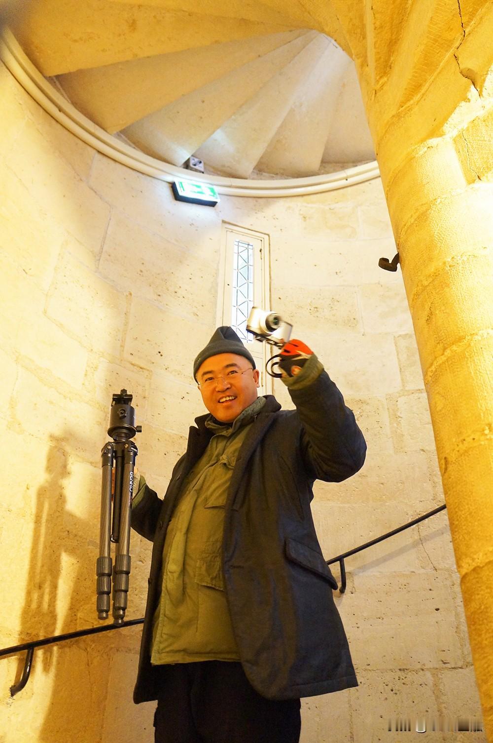 中国摄影家何世红是拍摄巴黎圣母院的代表人物之一‌。何世红是一位中国资深摄影家，他