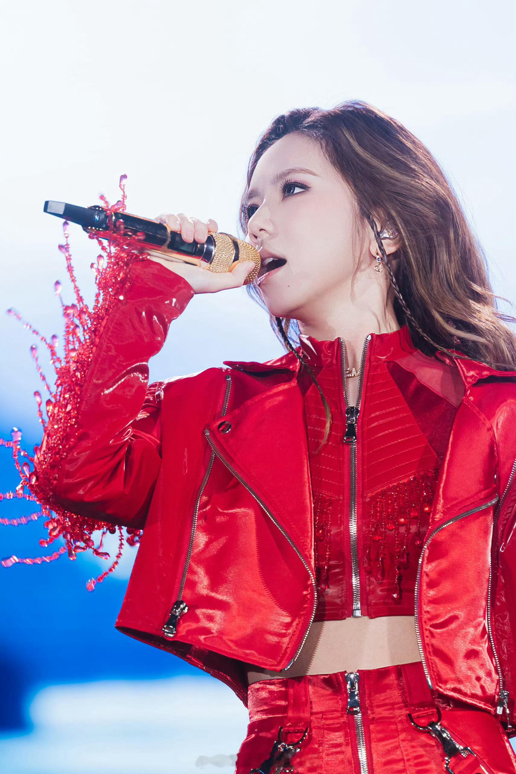 邓紫棋整整七年了邓紫棋台北有人在等 七年前她在台北唱泡沫，七年后她在台北大巨蛋连