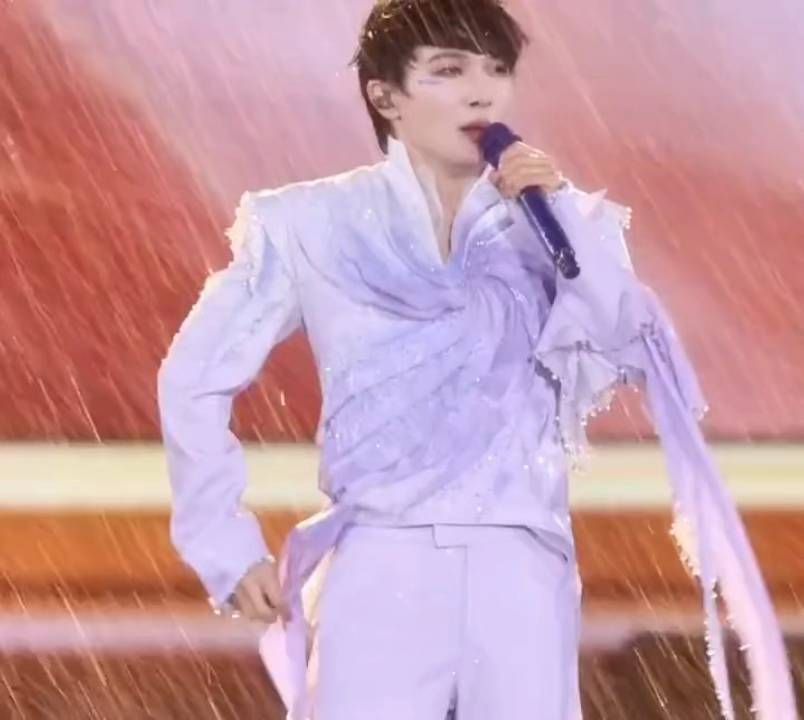 北京突降大雨周深拒绝打伞在雨中唱完整首（我爱你中国）震撼！🎤💦