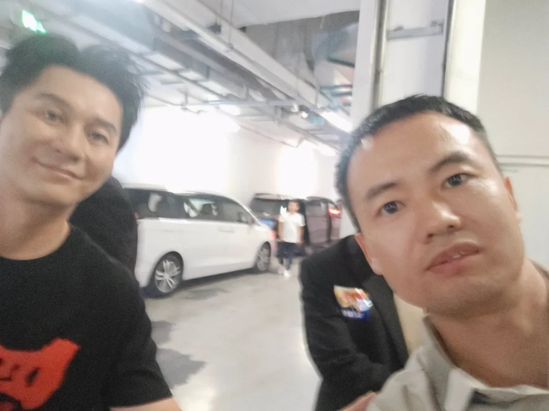 老年人手抖了和李晨的合影没拍好