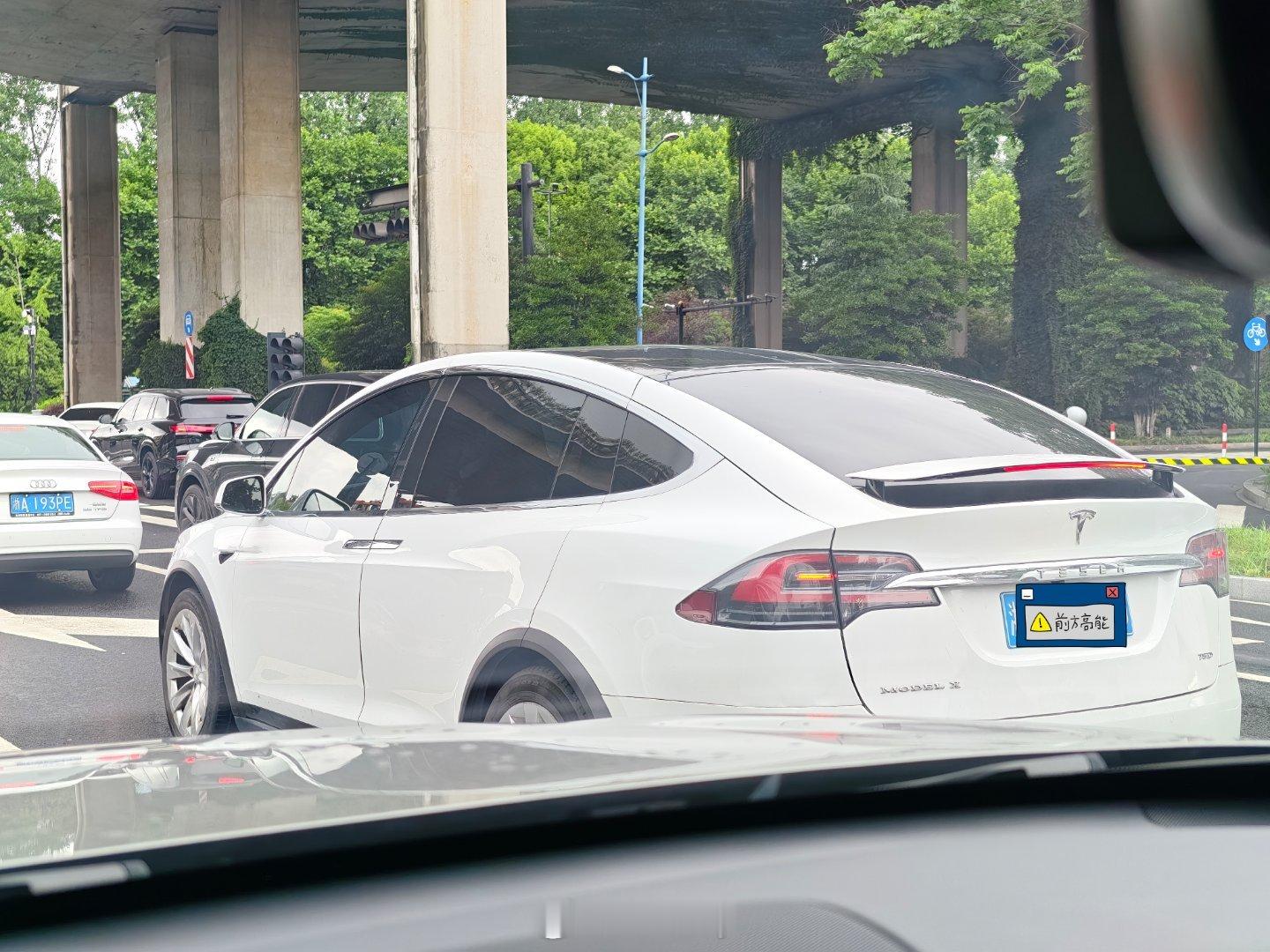 头茬的蓝牌特斯拉Model X 75D，标称续航NEDC406公里，现在续航还能