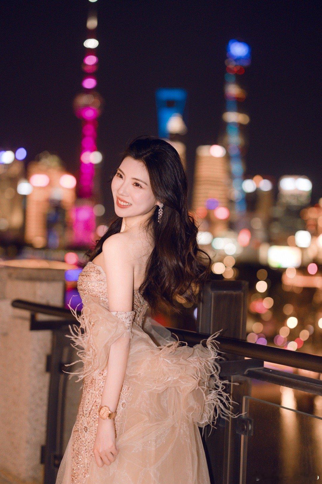 摄影师又p了一些上次在宝格丽拍的照片 可喜欢了哈哈 吃着粽子必须发一下哈哈 提前