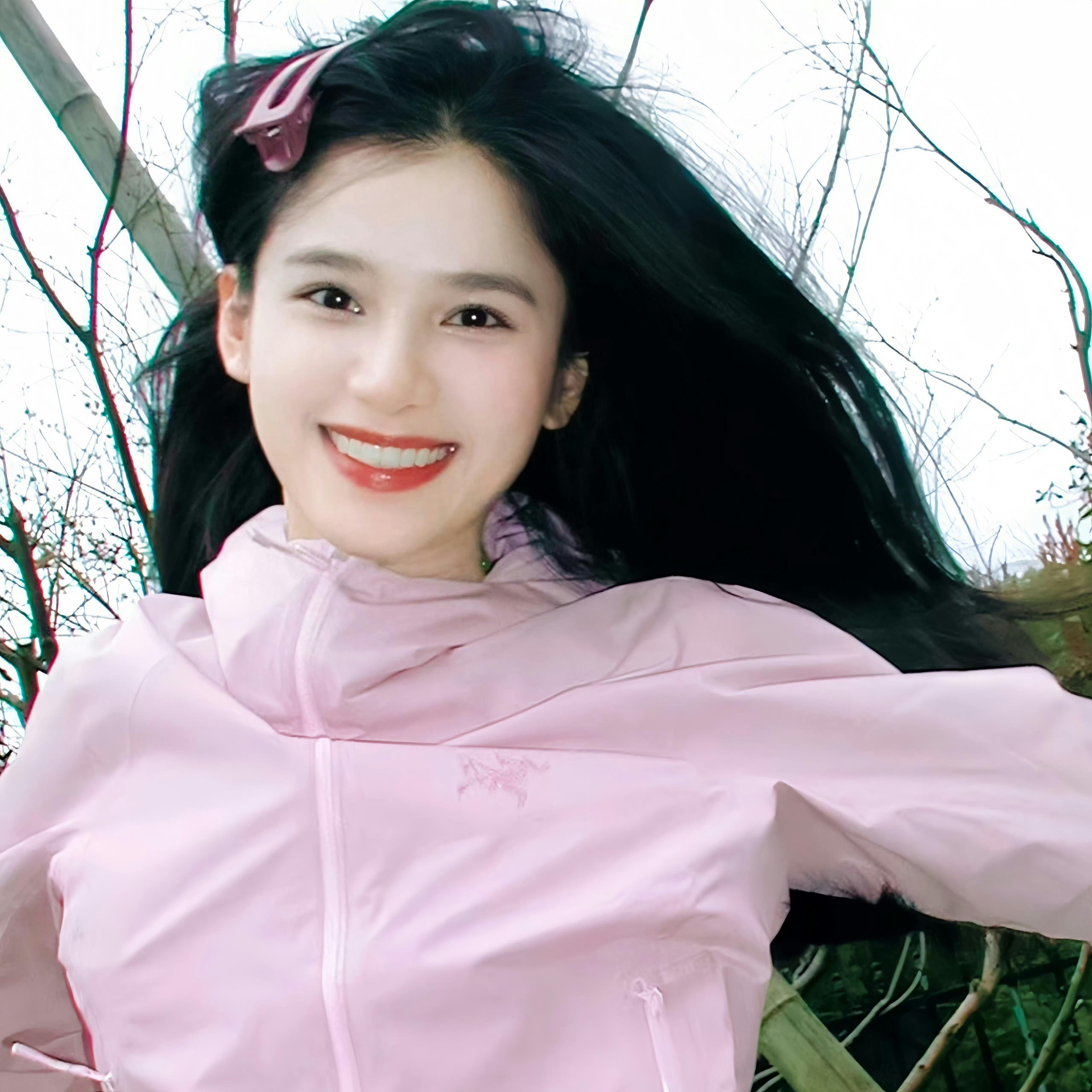 嗑颜bot 张婧仪把冲锋衣穿的仙气飘飘 