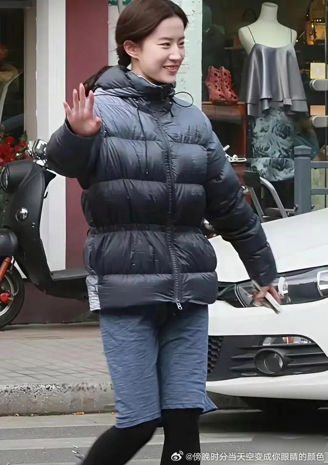 不愧是刘亦菲，这衣服要是穿别人身上，那绝对是灾难！ 