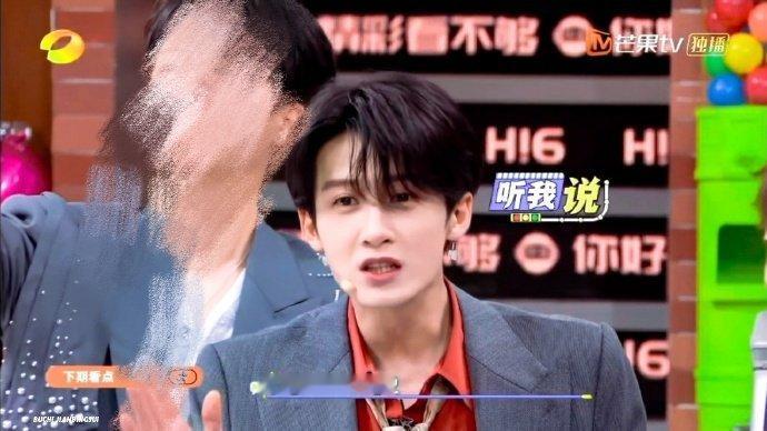 檀健次单手插兜 谁能被这份松弛感狠狠拿捏！单手插兜漫不经心完成盲按挑战，轻松拿下