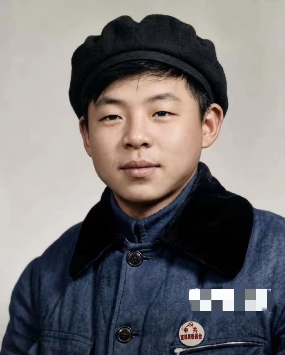 今天看到了雷锋同志1958年在武汉长江大桥留下的真实照片，瞬间被触动。照片里的他