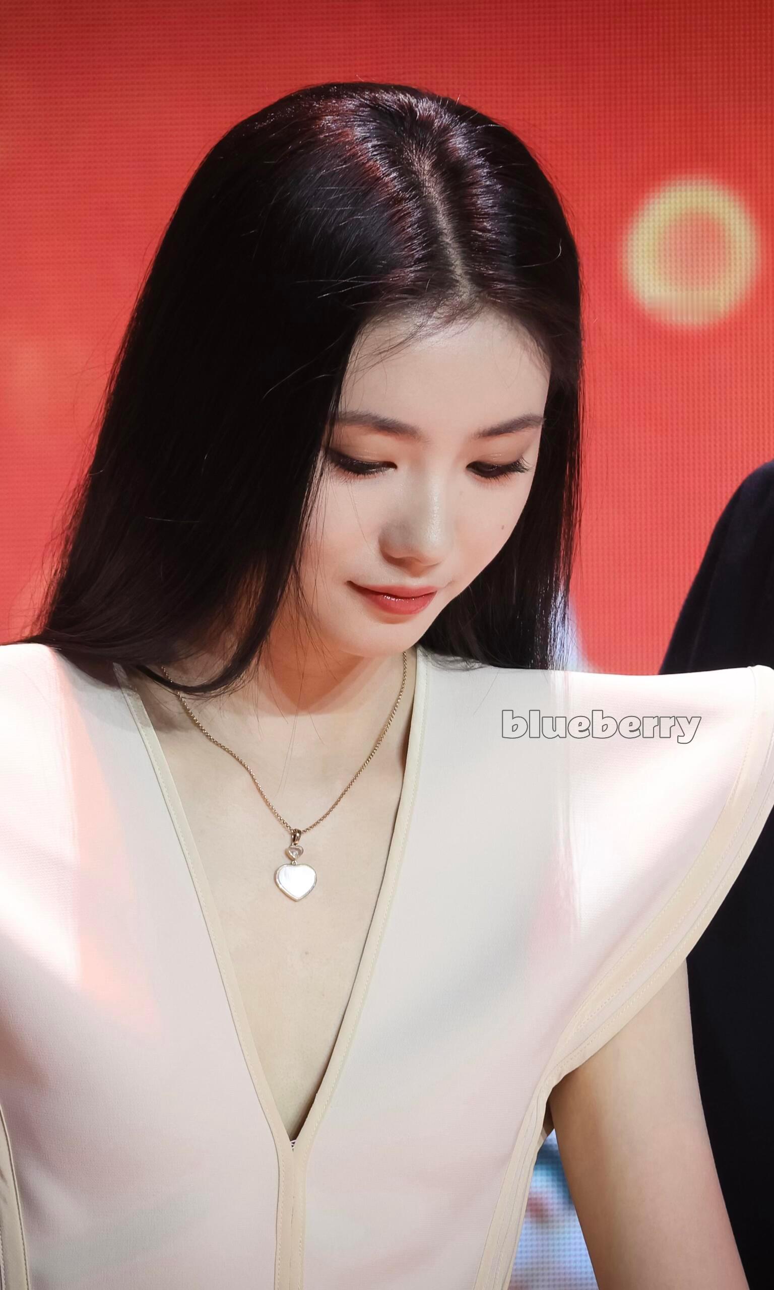 美丽端庄又可爱 这三个词一齐出现 有也只有存子能胜任….📕：蓝莓蓝莓蓝莓 