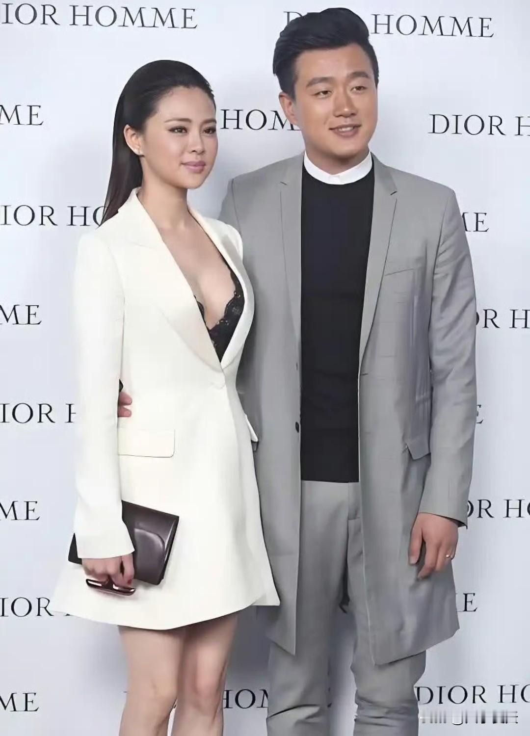 佟大为怎么就一直用那种目光盯着他老婆呢？ ​​​